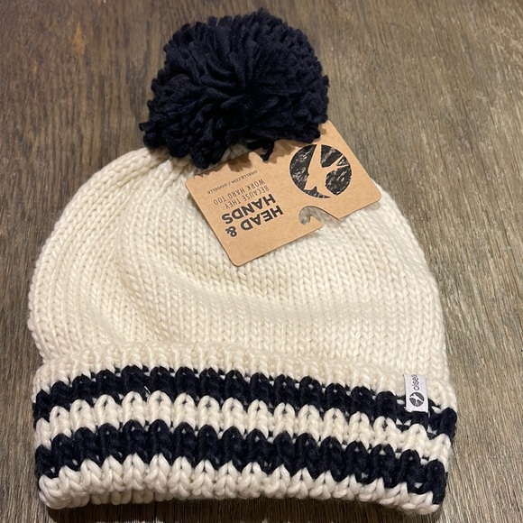 oiselle Accessories - NWT Oiselle Super Pom Beanie